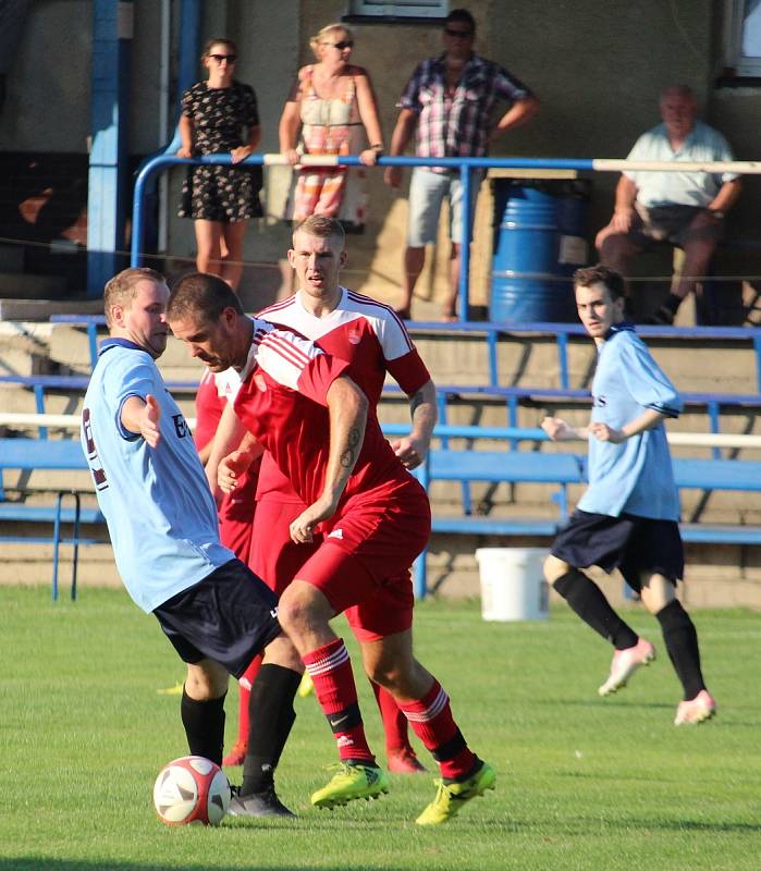 FK Holýšov B (v modrém) - Sokol Osvračín (v červeném) 2:2, na penalty 2:4.