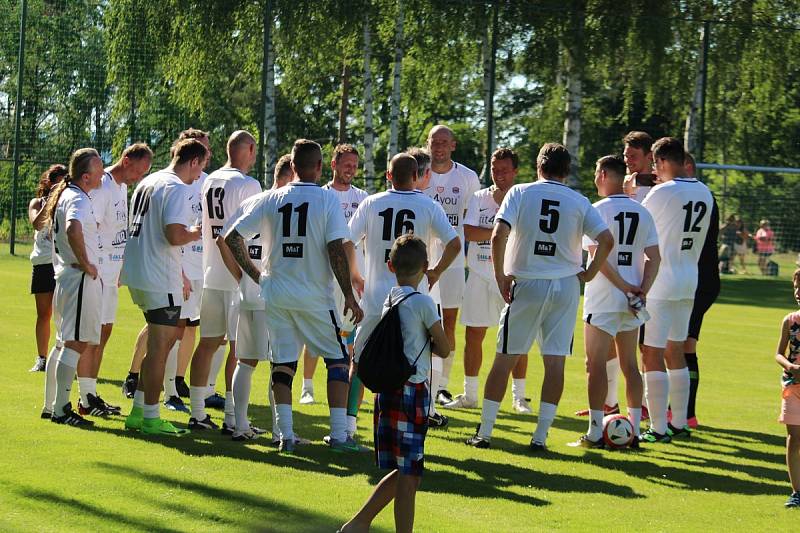 Přátelský zápas na oslavu 55 let herce Ivana Trojana v Krchlebech: šKrchlebský samet - Real Top Praha 6:10.