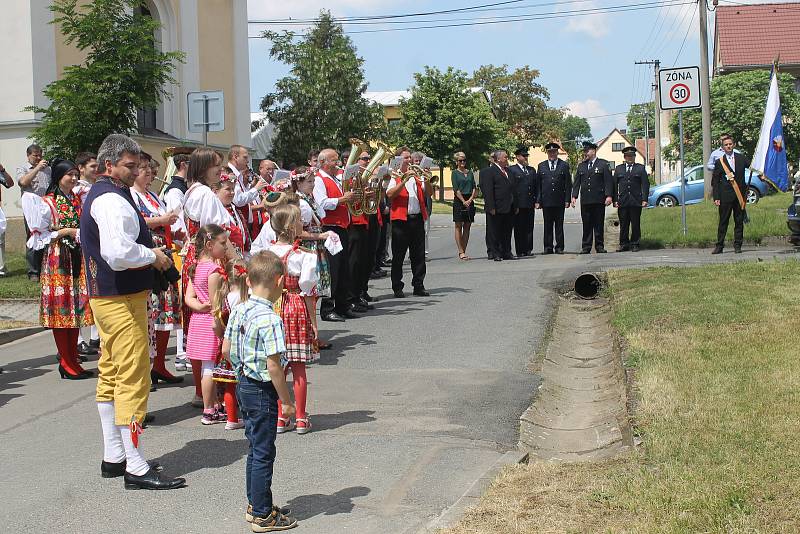 Rodáci a přátelé obce se o víkendu sešli v Chrastavicích. Uctili památku padlých z první světové války a Boženu Němcovou.