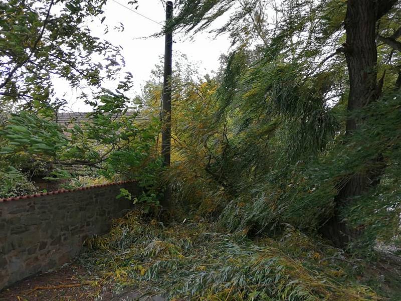 Důsledky silného větru řešili i dobrovolní hasiči z Chocomyšle a Únějovice. V Únějovicích spadla zlomená vrba na zeď bývalého mlýna a zablokovala cestu.