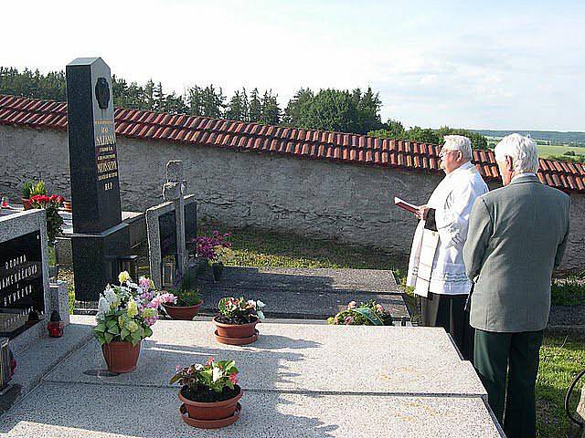 Na hřbitově v Milavčích si připomněli 150. výročí narození P. Matyáše Sazamy.