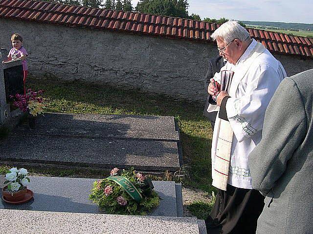 Na hřbitově v Milavčích si připomněli 150. výročí narození P. Matyáše Sazamy.