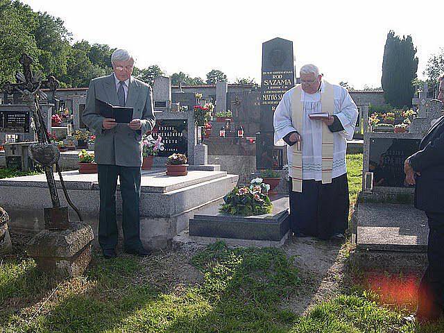 Na hřbitově v Milavčích si připomněli 150. výročí narození P. Matyáše Sazamy.