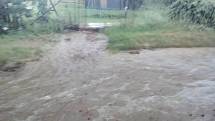 Záplava na silnici mezi Horšovským Týnem a Semošicemi.