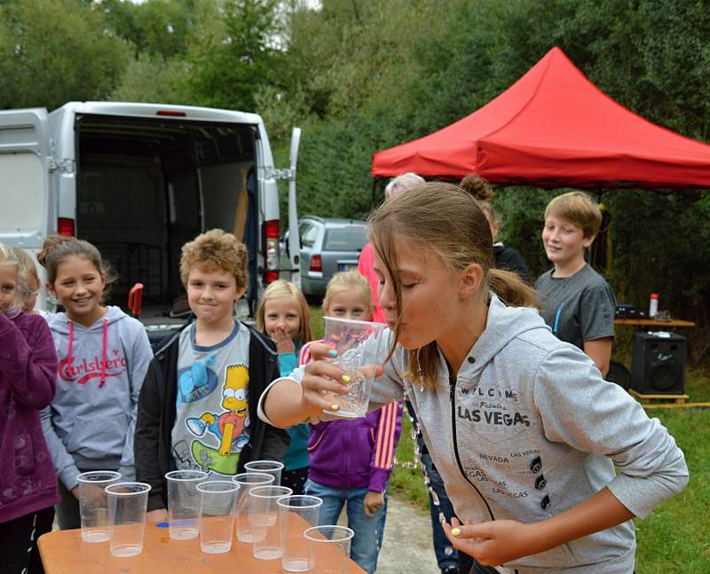 Kolovečtí pili pivo a házeli sudy.