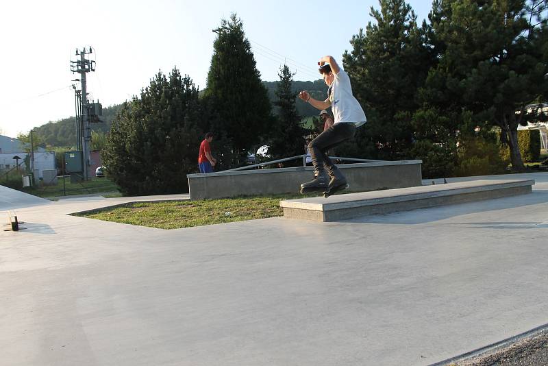 Mladí se na skateparku na umělém hřišti ve Kdyni rozloučili s prázdninami poprvé.