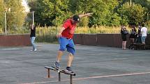 Mladí se na skateparku na umělém hřišti ve Kdyni rozloučili s prázdninami poprvé.