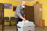 Volby do poslanecké sněmovny začaly ve čtrnáct hodin i na Domažlicku. V obci Mrákov čekali na otevření volební místnosti tři místní obyvatelé a za prvních 30 minut dorazilo volit několik desítek lidí.