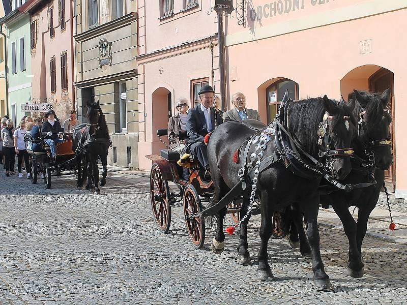 Sobotní průvod, který byl vrcholem oslav domažlického gymnázia, směřoval od budovy školy do centra a skončil u Chodského hradu. Zúčastnily se ho stovky lidí.