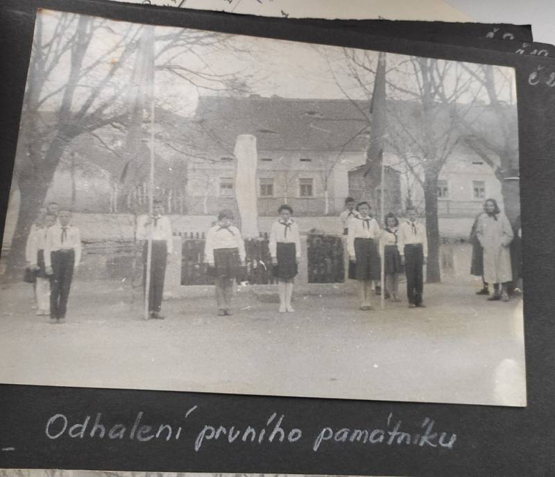 Odhalení prvního památníku padlých vojáků, kteří bojovali s fašistickými vojsky. Fotografie je z kroniky obce Mezholezy.