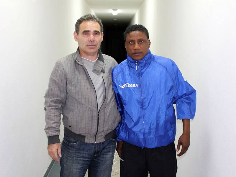 Ze čtvrtečního tréninku Jiskry Domažlice, jehož se zúčastnil i nigerijský útočník Danny Busco.
