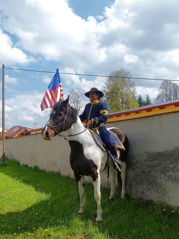 Z premiérového běhu štafet po stopách Operace Cowboy.