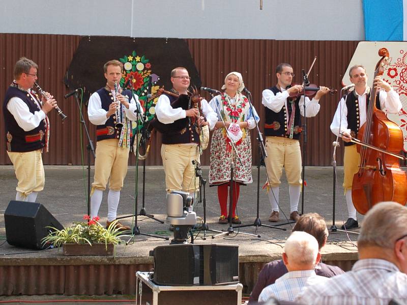 DOMAŽLICKÁ DUDÁCKÁ MUZIKA potěšila svým vystoupením i návštěvníky letošních Chodských slavností. 