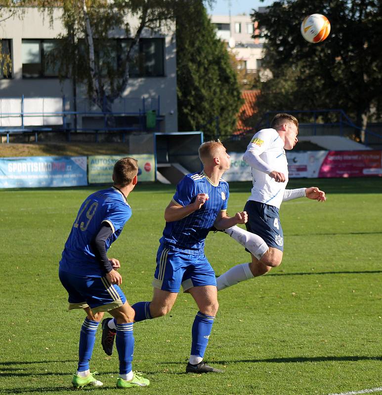 13. kolo FORTUNA ČFL, skupina A: FK Motorlet Praha (modří) - TJ Jiskra Domažlice (hráči v bílých dresech) 1:1 (1:1).