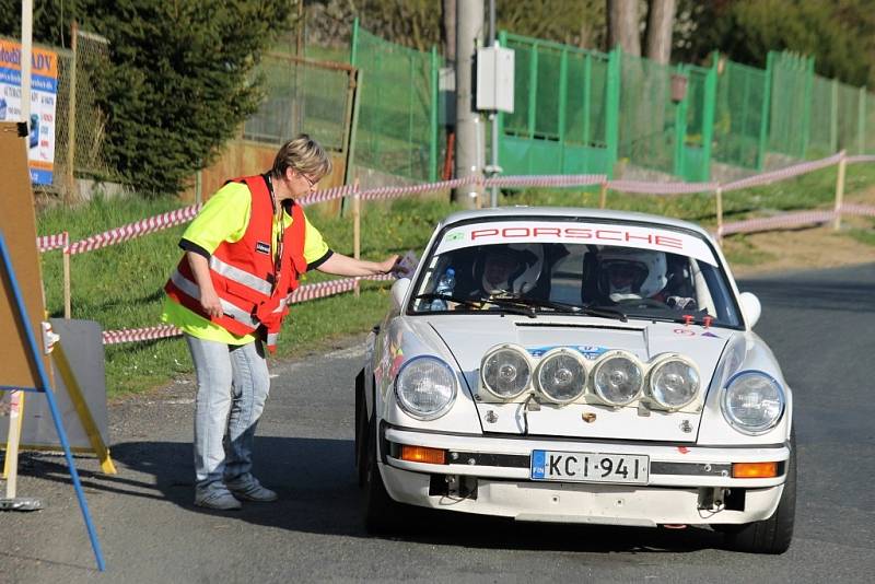 Cíl jedné rychlostní zkoušky byl opět na Hájovně u Kdyně. A vozy WRC přilákaly mnohem víc diváků než v předešlých letech. Auta diváků stála až do staré Kdyně.