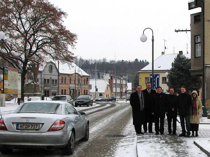 Ze slavnostního stříhání pásky v Husově ulici v Domažlicích.