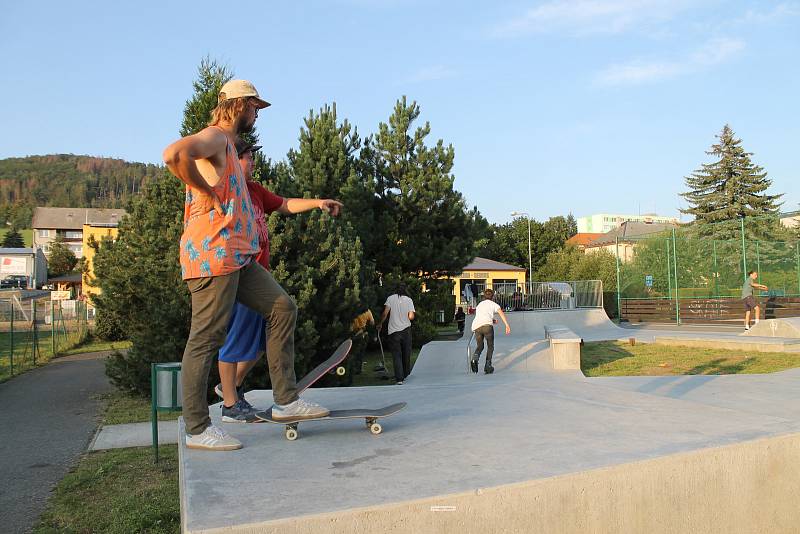 Mladí se na skateparku na umělém hřišti ve Kdyni rozloučili s prázdninami poprvé.