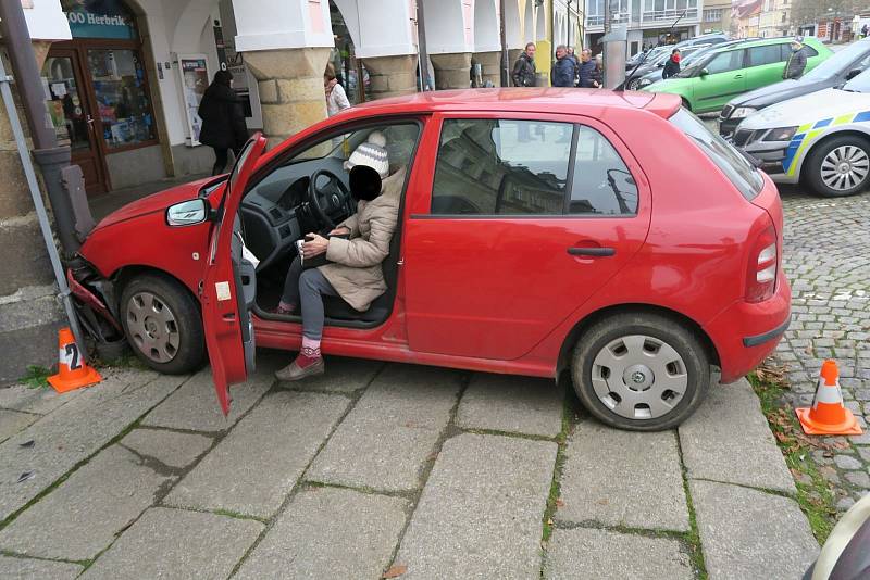 Seniorka (85) si spletla si brzdu s plynem a v Domažlicích narazila do podloubí.