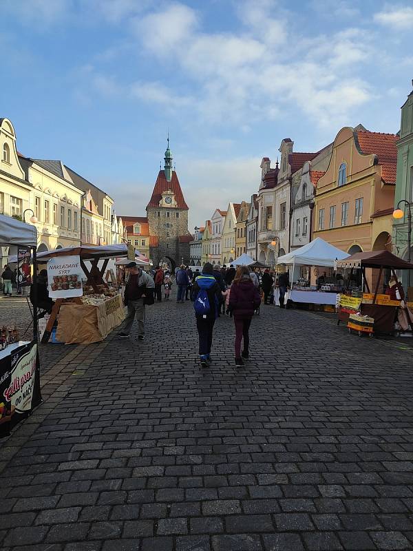 Jednodenní Vánoční trhy v Domažlicích přilákaly v sobotu 18. prosince spoustu návštěvníků. Lidé zavzpomínali i na Havla, který zemřel přesně před deseti lety.