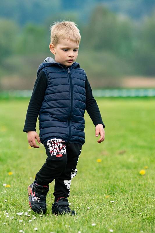 Matěje Šebelíka z Hostouně přijely podpořit na akci "Pošli to dál" v sobotu 7. května do Štítar stovky lidí.