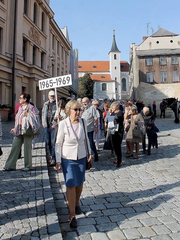 Sobotní průvod, který byl vrcholem oslav domažlického gymnázia, směřoval od budovy školy do centra a skončil u Chodského hradu. Zúčastnily se ho stovky lidí.