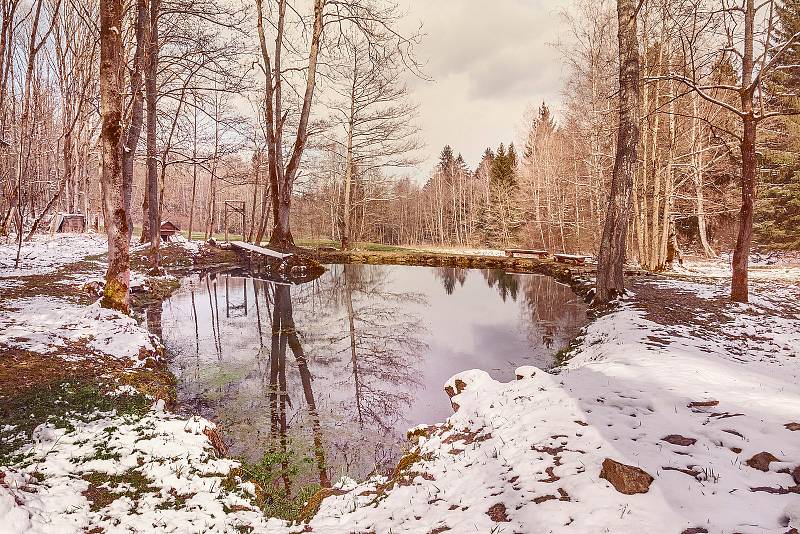 Kniha Po pěšinách Bělskem představuje historii regionu a jeho proměny. Součástí jsou dobové fotografie zaniklých obcí i aktuální snímky, jako například jezírko u Frančiny Huti.