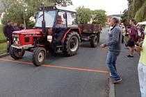 Z akce Couvání traktorů s vlekem v Libkově.