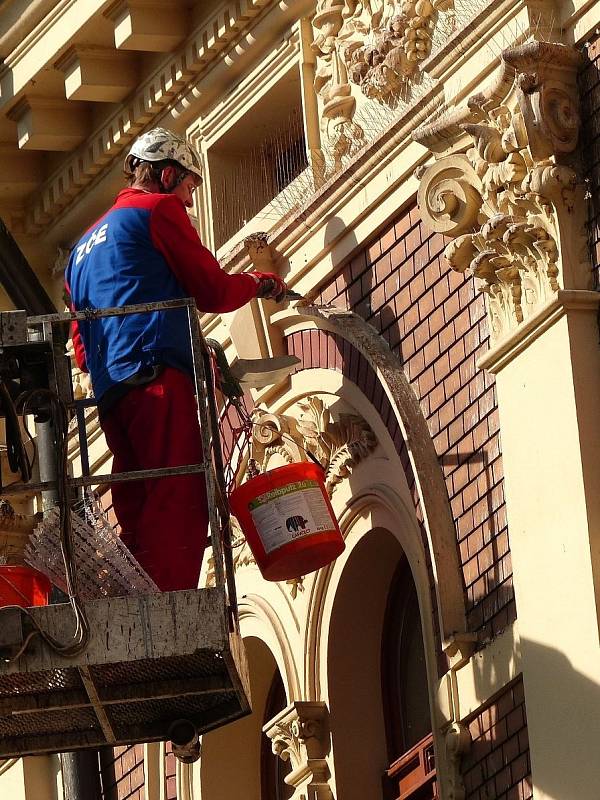 Odstraňování holubího ´nadělení´ z členité fasády vyžaduje nejen zručnost, ale i preciznost, aby nedošlo k jejímu poškození.