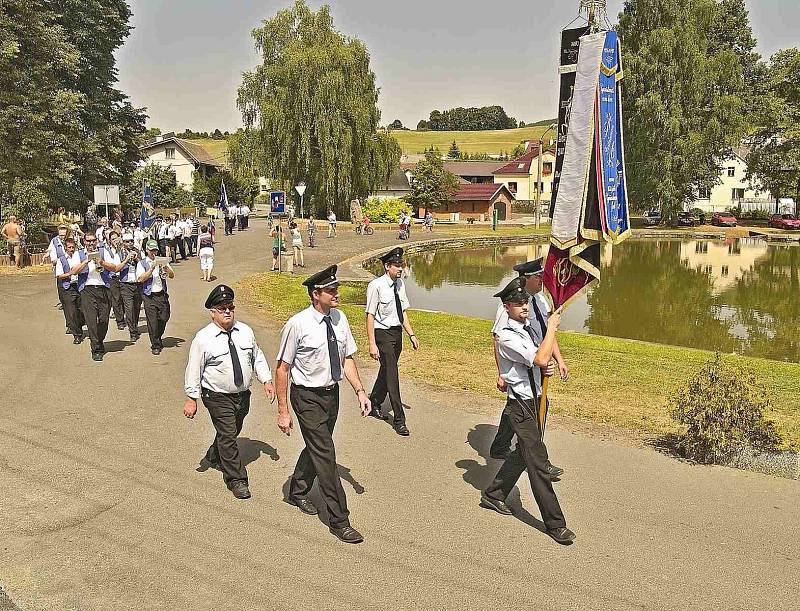 Ze slavnostního průvodu u příležitosti oslavy 111. výročí založení hasičského sboru v Brnířově.