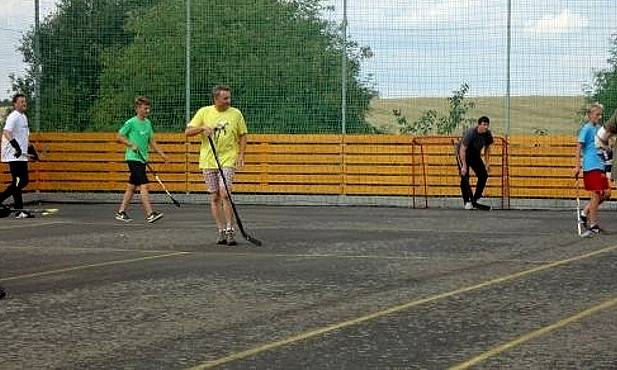 Z hokejbalového turnaje u příležitosti otevření víceúčelového hřiště. 