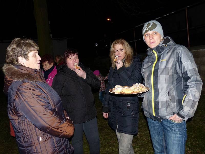 ZE SLAVNOSTI U KAPLE SV. VÁCLAVA VE STARÉM KLÍČOVĚ. Nový betlém byl důvodem k sešlosti a zpěvu.