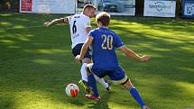 13. kolo FORTUNA ČFL, skupina A: FK Motorlet Praha (modří) - TJ Jiskra Domažlice (hráči v bílých dresech) 1:1 (1:1).