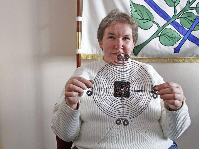 Dana Soukupová z Ostromeče ukazuje drátěné hodiny.