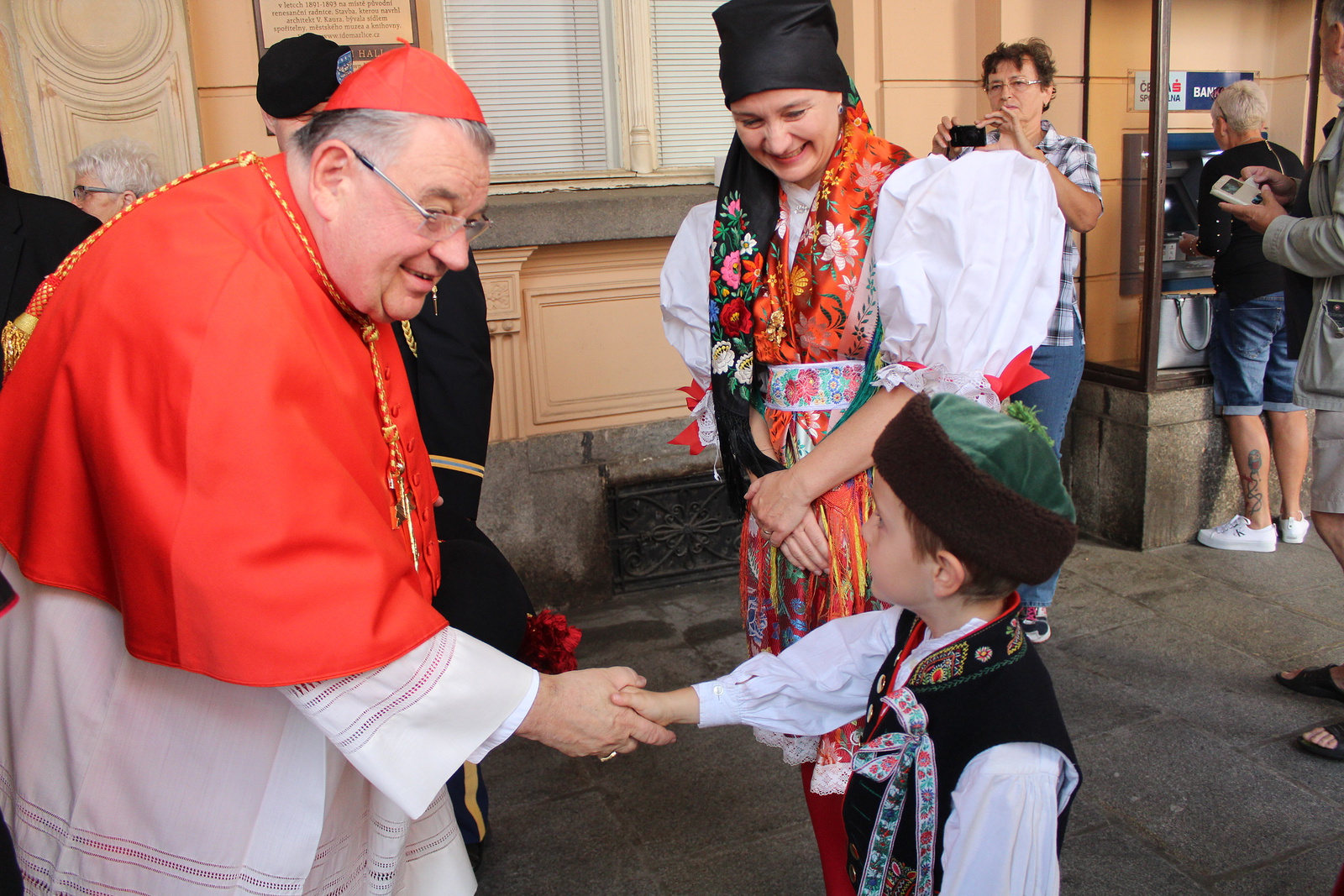 FOTO, VIDEO: Chodové slavili. Darem získali klobouk kardinála Duky -  Domažlický deník