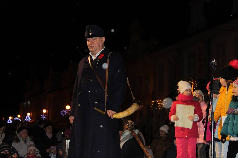 Na domažlickém náměstí se sešlo 633 lidí, aby si zazpívalo vybrané koledy.