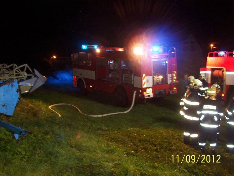 Hasiči museli zasahovat ve Hvožďanech, kde blesk zapálil střechu bývalého hostince.