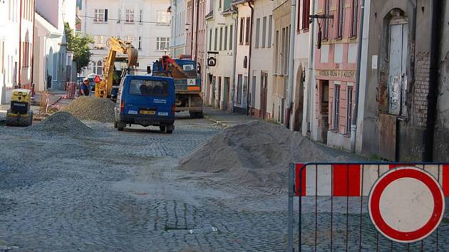 Stavební práce v Domažlicích - 16. září 2011. Vodní ulice.