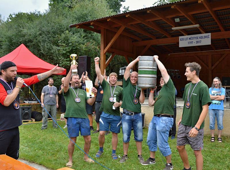 Kolovečtí pili pivo a házeli sudy.