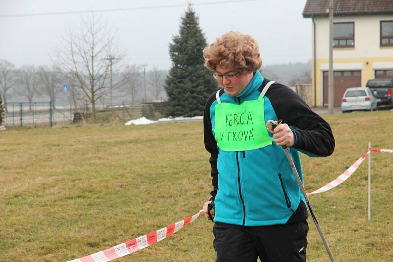 Memoriál umělého kloubu. Recesistického biatlonového závodu  se v neděli zúčastnila i dvojnice olympijské medailistky  Veroniky Vítkové, v Chodově brala ve štafetě zlato.