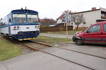 Střet auta s vlakem na přejezdu v Horšovském Týně.