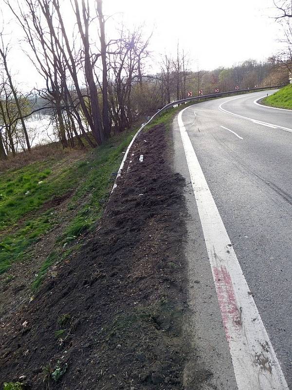 Za zatáčkou nad Smolovským rybníkem havaroval rumunský kamion.l.