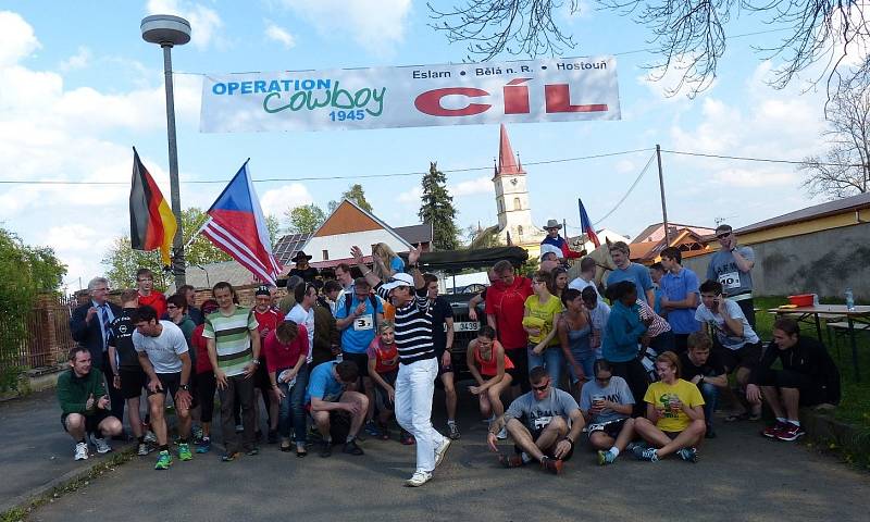 Z premiérového běhu štafet po stopách Operace Cowboy.