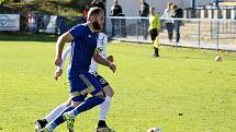 13. kolo FORTUNA ČFL, skupina A: FK Motorlet Praha (modří) - TJ Jiskra Domažlice (hráči v bílých dresech) 1:1 (1:1).