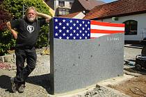 Kamion v úterý přivezl pomník osvobození do Domažlic. Dílo stojí na pozemku pod Chodským hradem, kudy v květnu 1945 přicházeli do města první američtí vojáci.