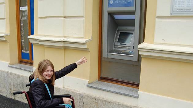 SCHŮDEK  k bankomatu v Kostelní ulici znemožňuje přístup pro vozíčkáře. I pohled na displej a obsluha klávesnice není možná. 