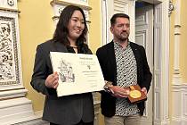 Slavnostní předání stříbrné medaile města Domažlice japonské oštěpařce Haruce Kitagučiové.