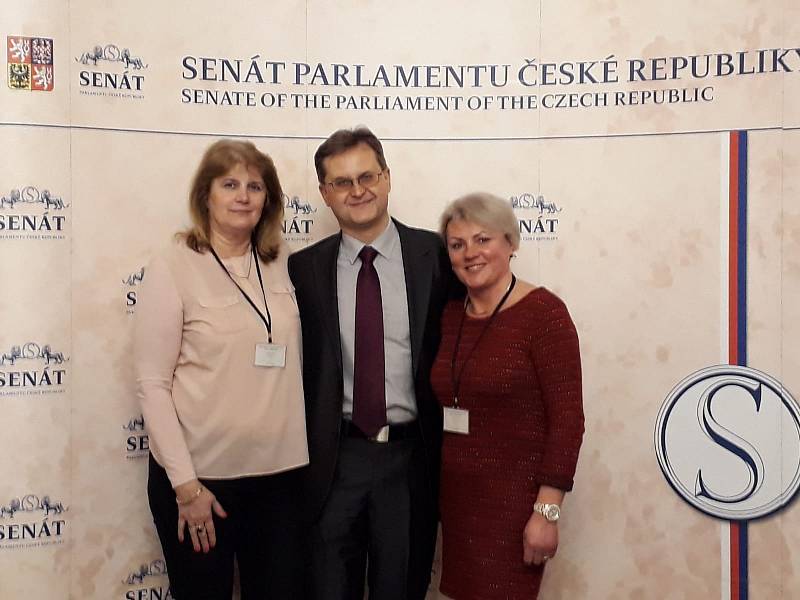 Hana Hoffmanová (vpravo) s Marií Ferencovou ze Žlutic (vlevo) na konferenci v pražském Senátu. Uprostřed Michal Šerák. Foto: H. Hoffmannová