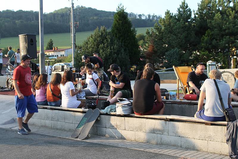 Mladí se na skateparku na umělém hřišti ve Kdyni rozloučili s prázdninami poprvé.