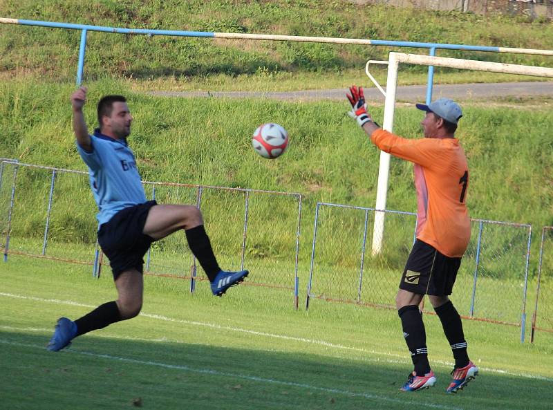 FK Holýšov B (v modrém) - Sokol Osvračín (v červeném) 2:2, na penalty 2:4.