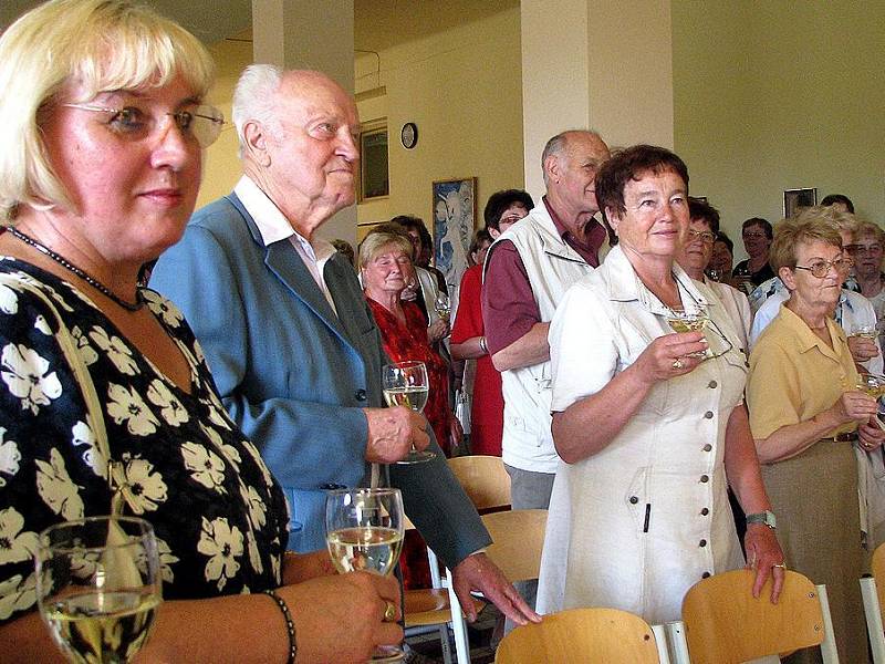 Vzácným hostem oslav 50. výročí Základní školy v Horšovském Týně byl jeden z bývalých ředitelů Josef Kohout (na snímku druhý zleva)